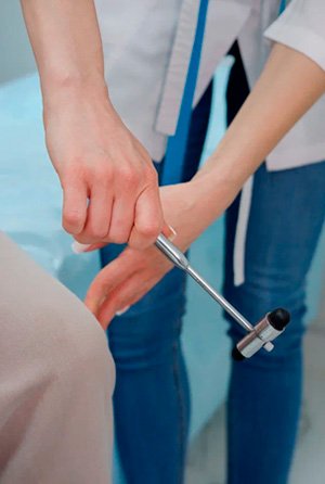 Невролог проверяет реакцию